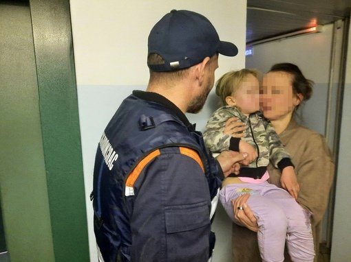 ➡️Работники 233-й пожарно-спасательной части #Мособлпожспас освободили ногу ребенка, застрявшую между кабиной лифта и межэтажным перекрытием