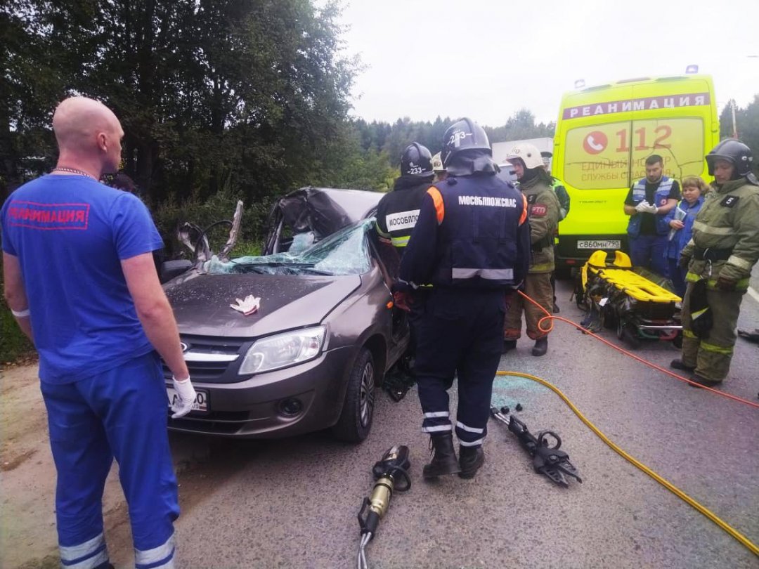 🔴Серьезное ДТП произошло вчера в Сергиево-Посадском городском округе 
 
➡ В районе деревни Рогачево легковушка врезалась в грузовик, двигающийся в попутном направлении