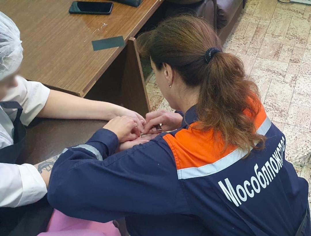 💍 Спасатели #Мособлпожспас освободили женщину от тесного кольца 
 
⛑ Сегодня работники поисково-спасательного поста 233-й пожарно-спасательной части сняли с опухшего пальца женщины ювелирное украшение